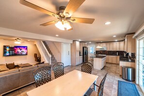 Casa, varias camas, patio | Servicio a la habitación