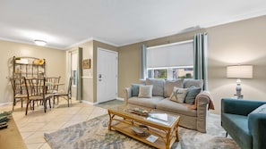 Condo, nhiều giường, bếp | Khu phòng khách | TV màn hình phẳng 42-inch có truyền hình kỹ thuật số