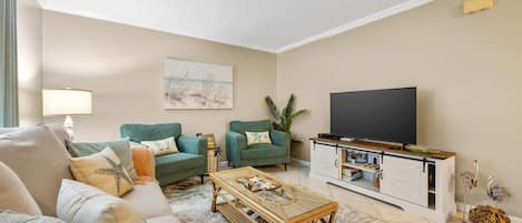 Condo, varias camas, cocina | Área de sala de estar | Televisión de pantalla plana de 42 pulgadas con canales digitales