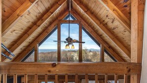 Interior - Little Cub Retreat - Private Hot Tub & Indoor Pool (Gatlinburg)