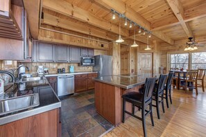Cabane, plusieurs lits, accès piscine, vue montagne (Little Cub Retreat) | Cuisine privée