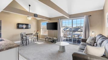 Condo, Multiple Beds, Kitchen, Garden View (Inside City Limits of Branson) | Living area