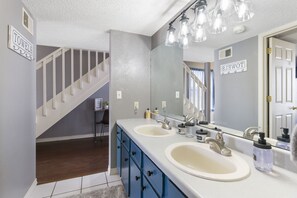 Lejlighed - flere senge - køkken - bjergudsigt (Memories in Branson) | Badeværelse | Designertoiletartikler, håndklæder, Toiletpapir
