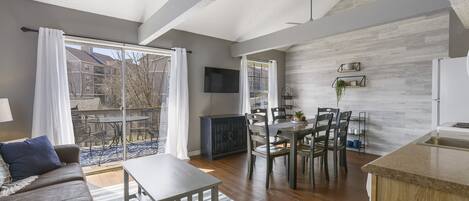 Condo, Multiple Beds, Kitchen, Mountain View (Memories in Branson) | Living area