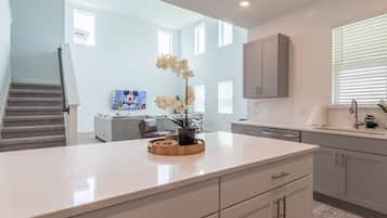 House, Multiple Beds, Patio, Garden View | Private kitchen | Fridge, microwave, oven, stovetop