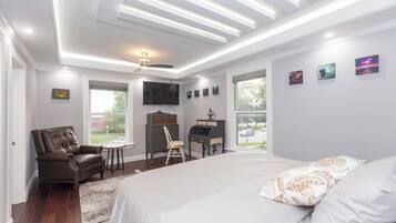 House, Multiple Beds, Patio, Garden View (It’s Showtime) | 5 bedrooms, individually decorated, individually furnished, desk