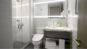 Douche, sèche-cheveux, serviettes fournies, savon