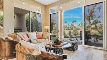 TV connectée, cheminée, livres