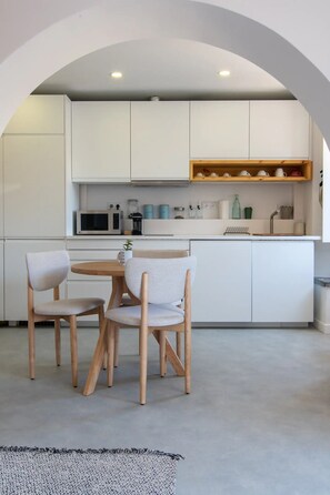 Réfrigérateur, four à micro-ondes, un four, surface de cuisson