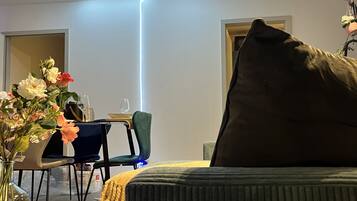 Smart TV, books, stereo