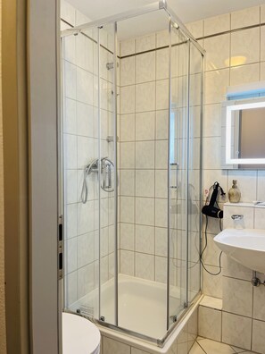 Haartrockner, Handtücher, Seife, Shampoo