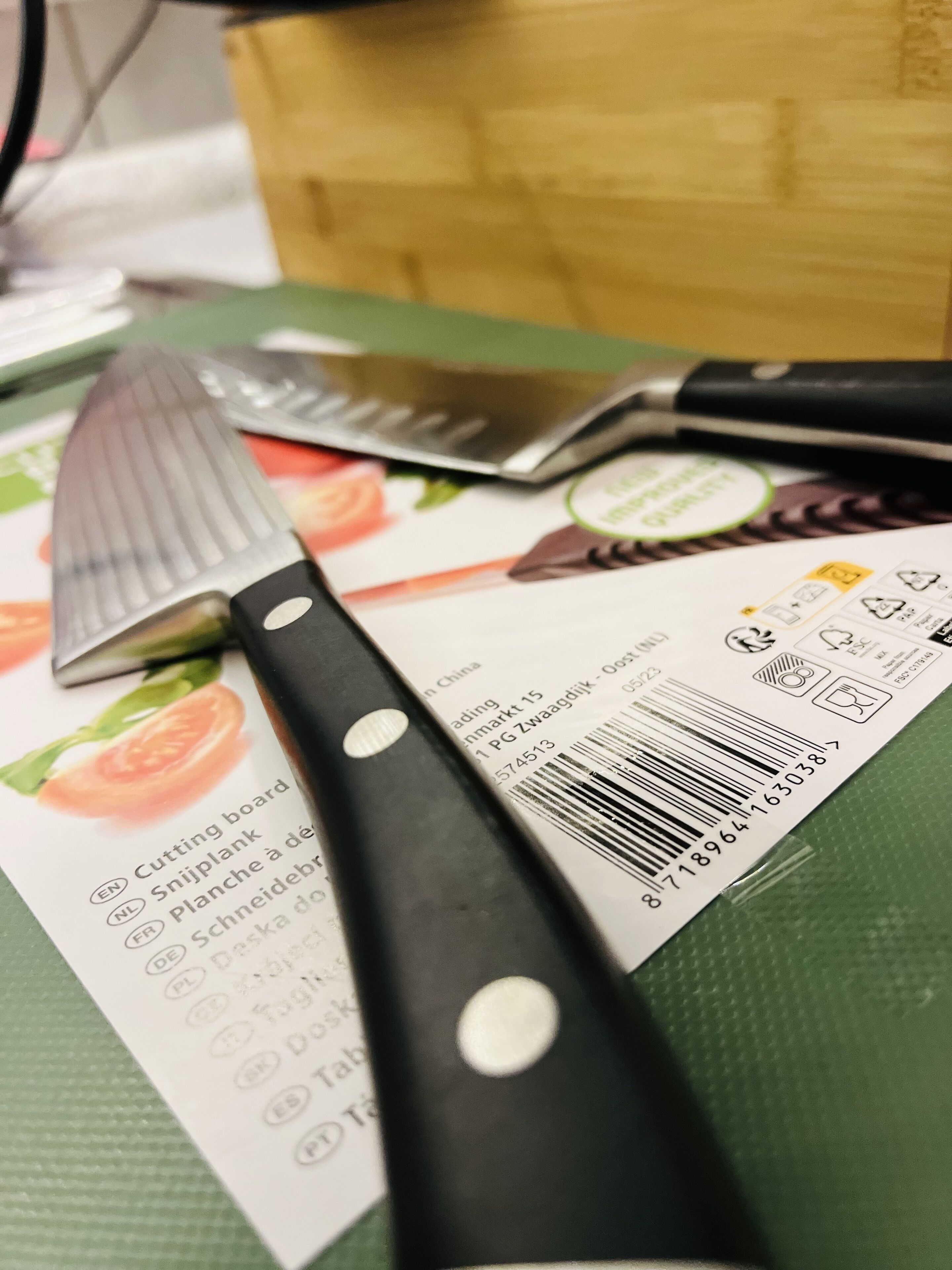 Une planche à découper avec un couteau dessus, un code-barres et une étiquette d’expédition.