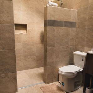 Cabaña Confort | Baño | Amenidades de baño gratuitas, toallas, jabón, shampoo 