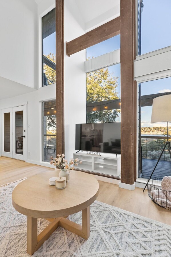 Interior - Lakefront Views and Sunsets (Lago Vista)