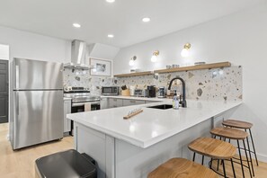 Fridge, microwave, oven, stovetop - Lakefront Views and Sunsets (Lago Vista)