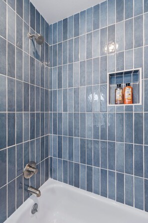 Secadora de cabello, toallas, jabón, shampoo 