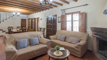 Een televisie, een open haard en een dvd-speler