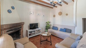 تلفزيون، مدفأة، مشغل دي في دي