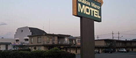 Placa de motel com o nome 'DuBois Manor Motel'.