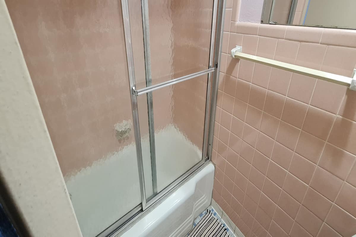 Shower, hydromassage showerhead, free toiletries, hair dryer