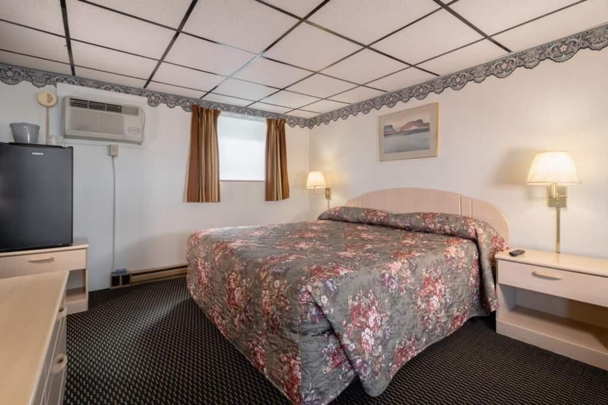 Room, 1 King Bed, Non Smoking | In-room safe, laptop workspace, blackout drapes, iron/ironing board