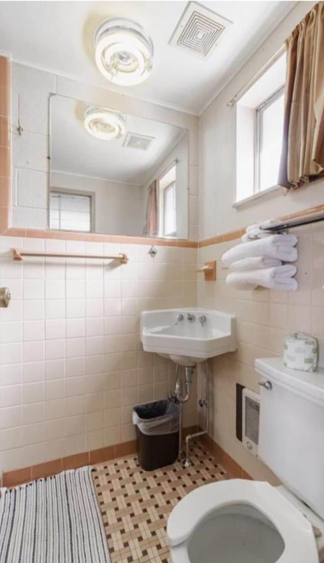 Shower, hydromassage showerhead, free toiletries, hair dryer