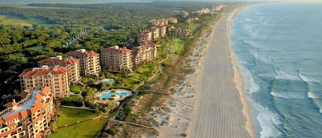 Sulla spiaggia, lettini da mare, teli da spiaggia