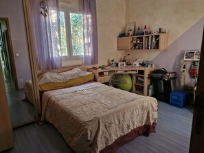 3 chambres, fer et planche à repasser, Wi-Fi, draps fournis