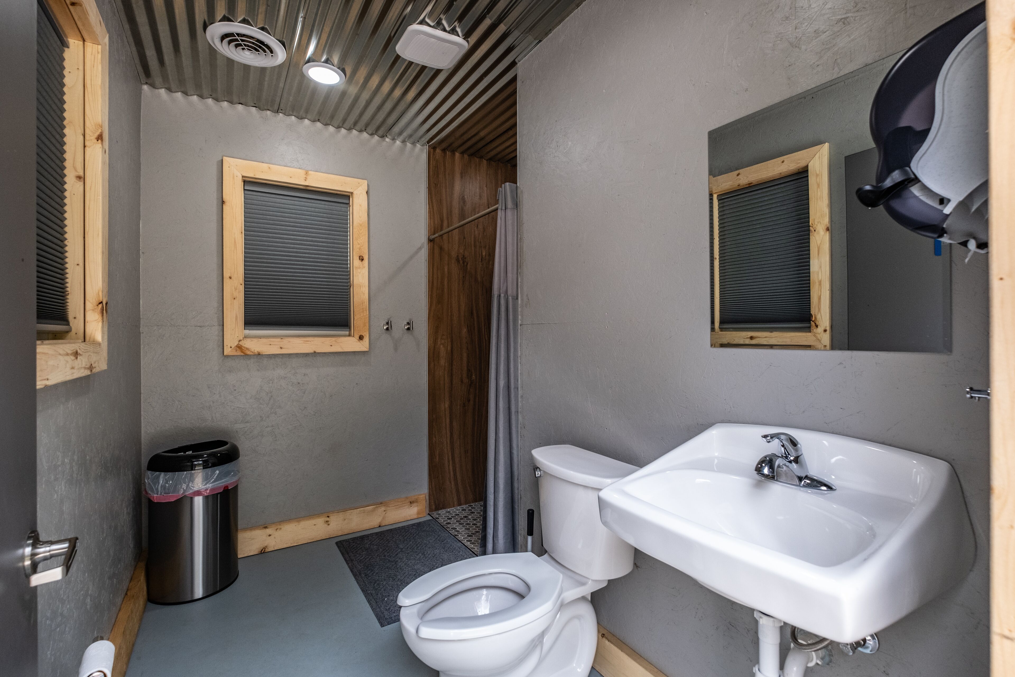 Douche, savon, shampoing, papier toilette