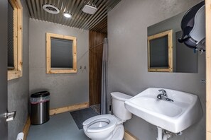 Douche, savon, shampoing, papier toilette