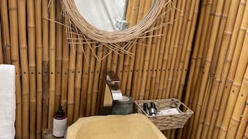Bañera de hidromasaje, secador de pelo, toallas y jabón