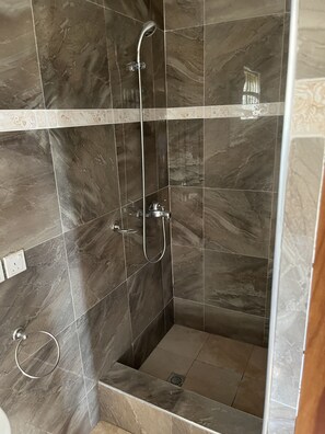 Handtücher, Seife, Shampoo, Toilettenpapier