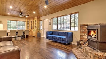 Télévision, cheminée