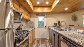 Réfrigérateur, micro-ondes, plaque de cuisson, lave-vaisselle