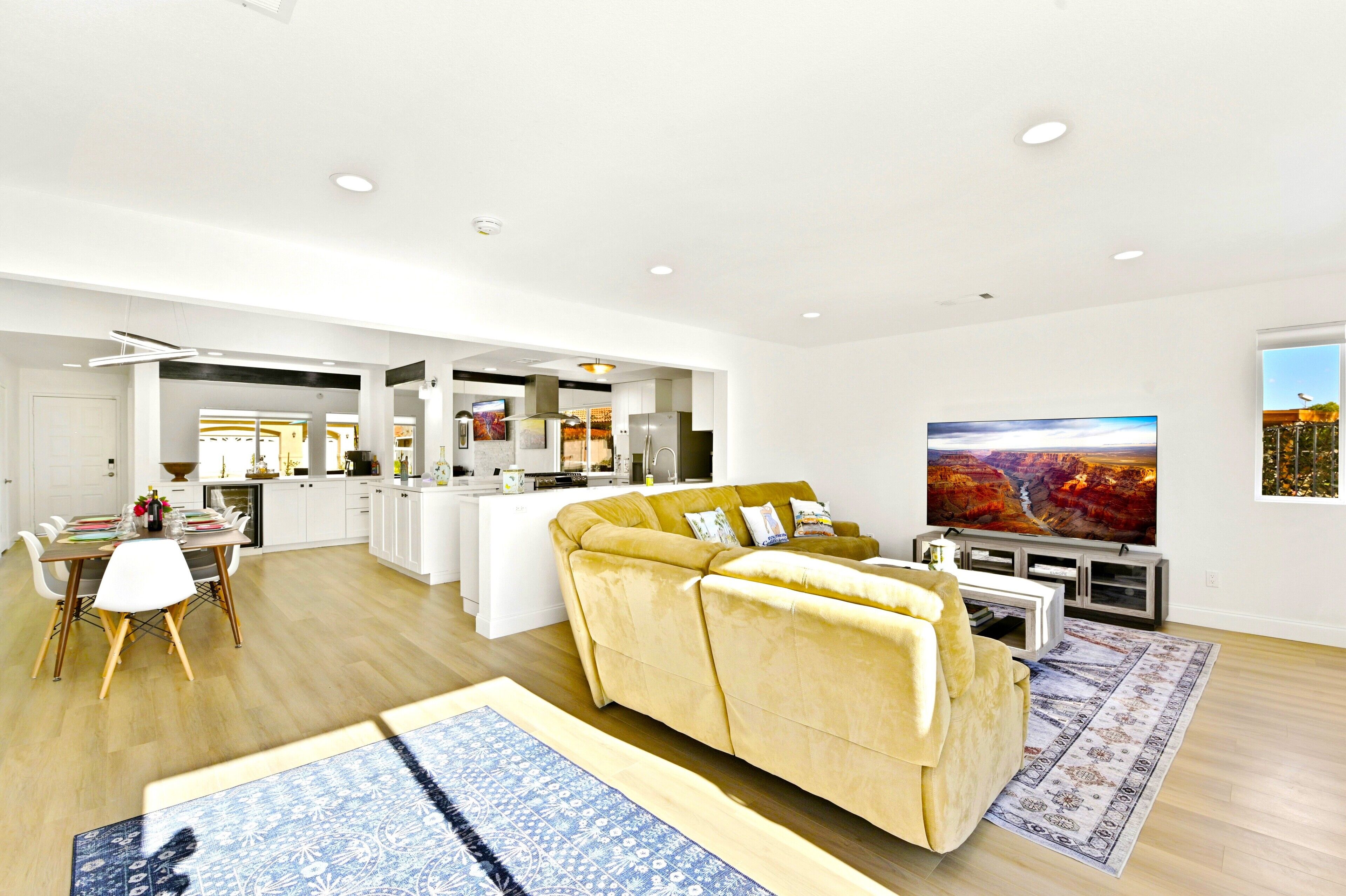 Smart TV, lareira, livros, biblioteca musical
