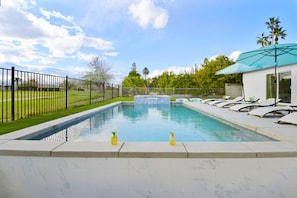 Piscine extérieure, piscine chauffée