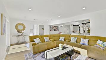 Smart TV, lareira, livros, biblioteca musical