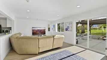 Smart TV, lareira, livros, biblioteca musical