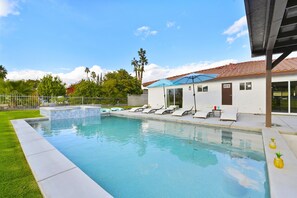 Una piscina al aire libre, una piscina climatizada