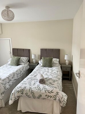 2 habitaciones, tabla de planchar con plancha, wifi y ropa de cama 