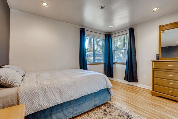 2 bedrooms, desk, free WiFi, bed sheets - Cozy Highland Hideout I Kitchen I Parking I WFH (Denver)