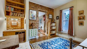 3 habitaciones, escritorio, tabla de planchar con plancha y wifi