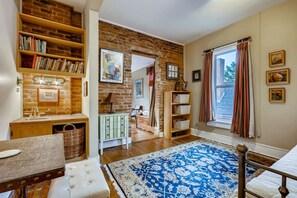 3 bedrooms, desk, iron/ironing board, WiFi