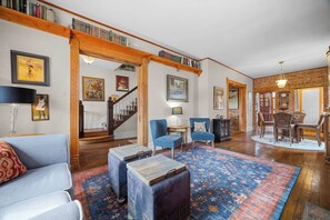 Unclassified image, 4 of 30, button