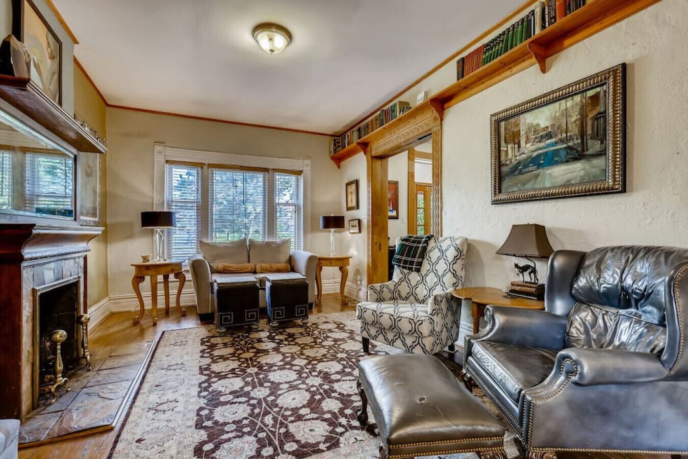 Een televisie en boeken