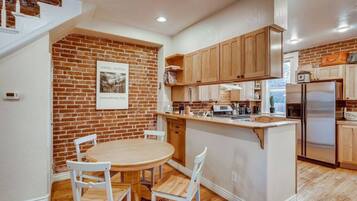 Geladeira, micro-ondas, fogão, cooktop