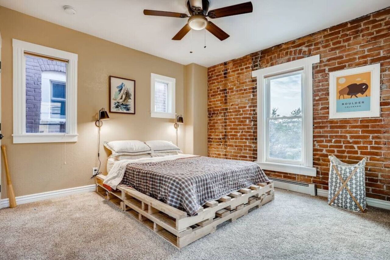 2 bedrooms, desk, iron/ironing board, WiFi