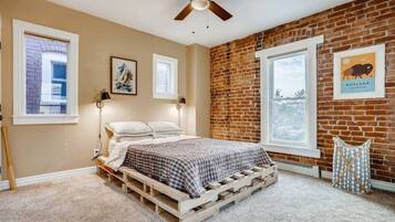 2 bedrooms, desk, iron/ironing board, WiFi