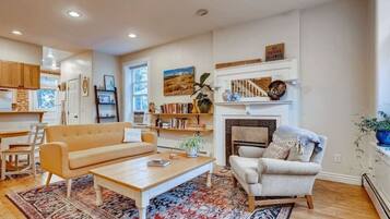 Een televisie en een open haard