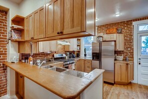 Jääkaappi, mikroaaltouuni, uuni, liesi